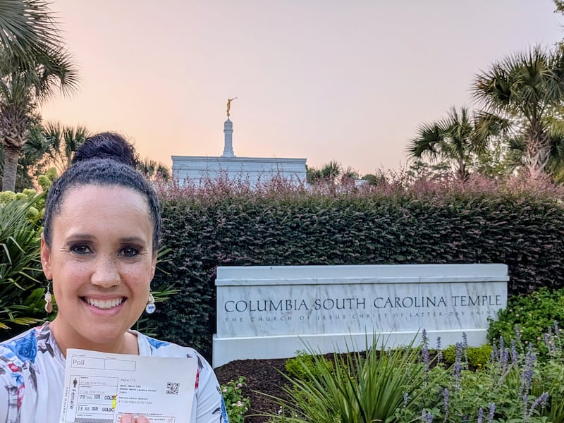 Vanessa Duerson pose devant le temple de Columbia (Caroline du Sud) après avoir accompli les ordonnances pour son arrière-arrière-arrière-arrière-arrière-grand-mère, Poll, à Columbia (Caroline du Sud), le 29 juillet 2026.