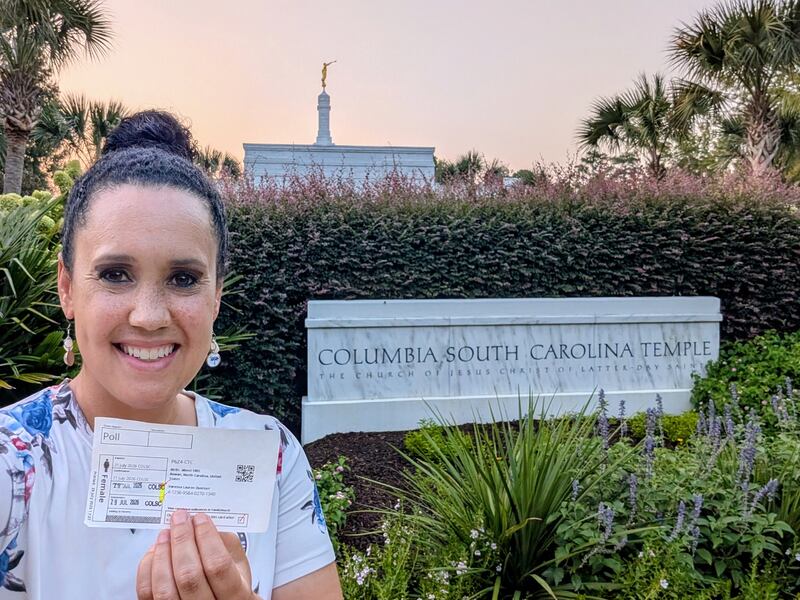Vanessa Duerson pose devant le temple de Columbia (Caroline du Sud) après avoir accompli les ordonnances pour son arrière-arrière-arrière-arrière-arrière-grand-mère, Poll, à Columbia (Caroline du Sud), le 29 juillet 2026.