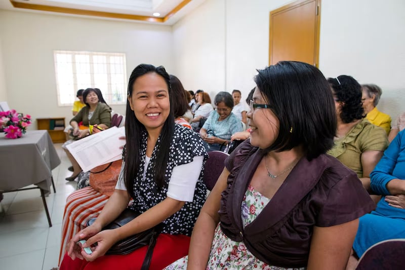 Des femmes aux Philippines se réunissent à la Société de Secours.