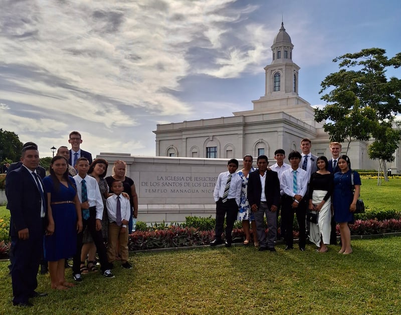 Des missionnaires et des membres de la branche de Nueva Guinea posent devant le temple de Managua (Nicaragua), à Managua (Nicaragua), après une visite guidée le 16 sept.