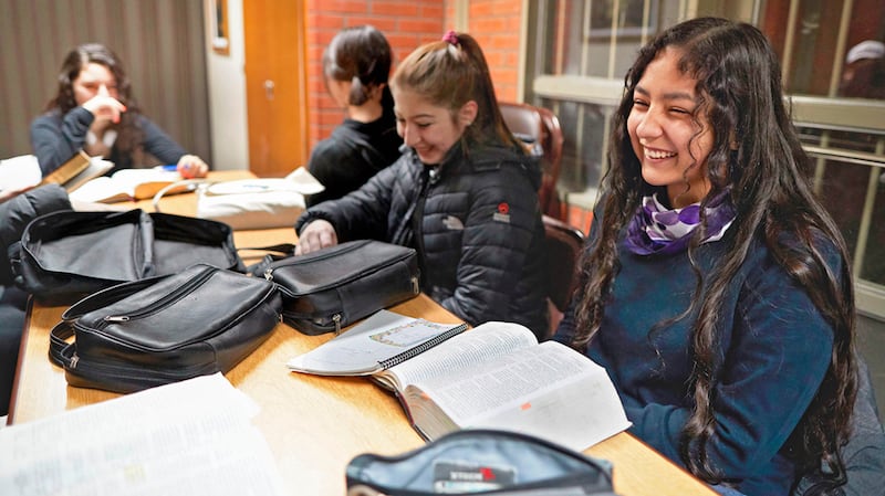 Des jeunes gens et des jeunes filles assistent à un cours du séminaire matinal en Argentine.