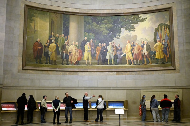 Une grande fresque murale montrant la signature de la Déclaration d'indépendance est visible au-dessus des visiteurs aux Archives nationales, le 29 janvier 2026, à Washington, D.C.