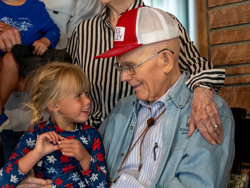 Le président Dallin H. Oaks discute avec l'un de ses arrière-petits-enfants lors d'une réunion de famille le samedi 4 juillet 2026, à Joe's Valley, en Utah.