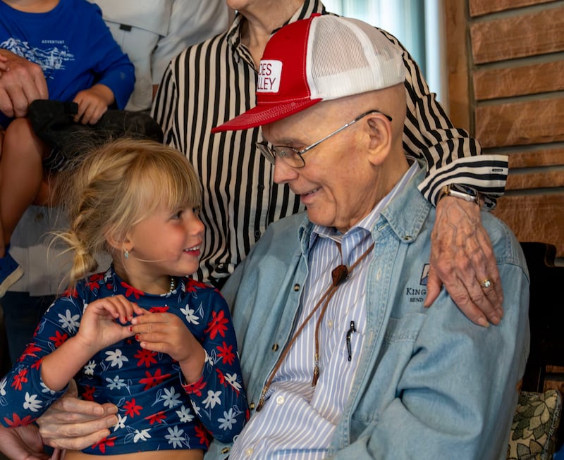 Le président Dallin H. Oaks s'entretient avec l'un de ses arrière-petits-enfants lors d'une réunion de famille, le samedi 4 juillet 2026, à Joe's Valley (Utah).