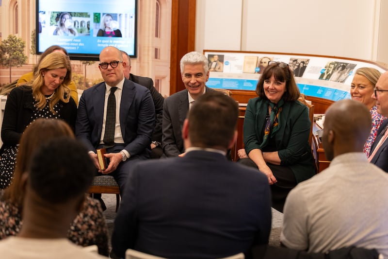Frère Gérald Caussé, du Collège des douze apôtres, et sa femme, Valérie, s'entretiennent avec de nouveaux convertis au centre des visiteurs de Paris, France, à Versailles, France, le vendredi 27 février 2026. À la droite de frère Caussé se trouve frère James W. McConkie III, de la présidence de l'interrégion d'Europe centrale, et sa femme, Laurel.