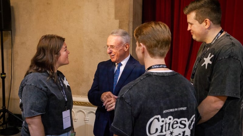 Frère Ulisses Soares, du Collège des douze apôtres, au centre, parle avec des jeunes adultes seuls lors de la conférence pour jeunes adultes seuls « Cities of Light » de la région Nord-Est des États-Unis, à New York, le samedi 19 septembre 2026.