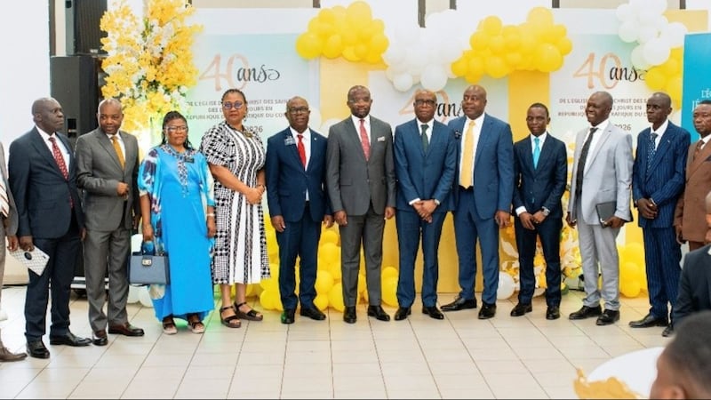 Des dirigeants de l’Église et des représentants du gouvernement posent pour une photo à l’occasion du 40e anniversaire de l’Église à Kinshasa, en République démocratique du Congo, le 3 septembre 2026.