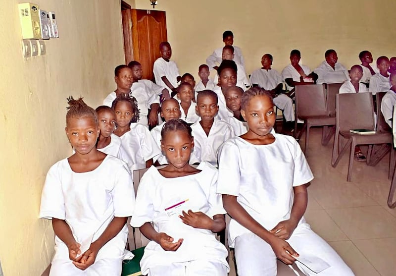 Des jeunes vêtus de blanc attendent leur tour pour être baptisés à Bamako, au Mali, le samedi 18 avril 2026.