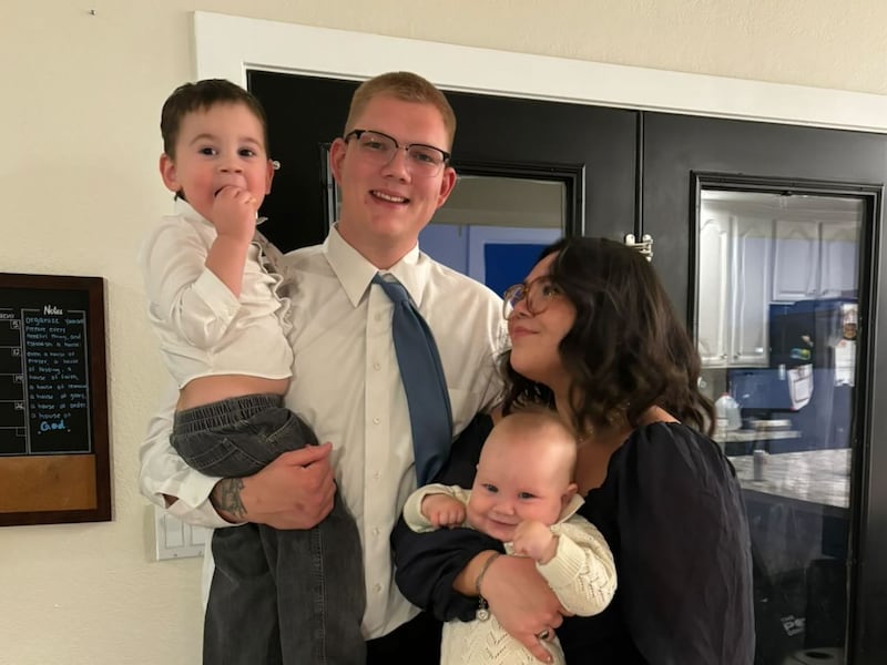 Jadrian et Cambrie Taylor avec leurs deux fils, Jadrian Jr., à gauche, et Booker, à droite, partagent un moment ensemble à San Tan Valley, Arizona, le 28 avril 2025.