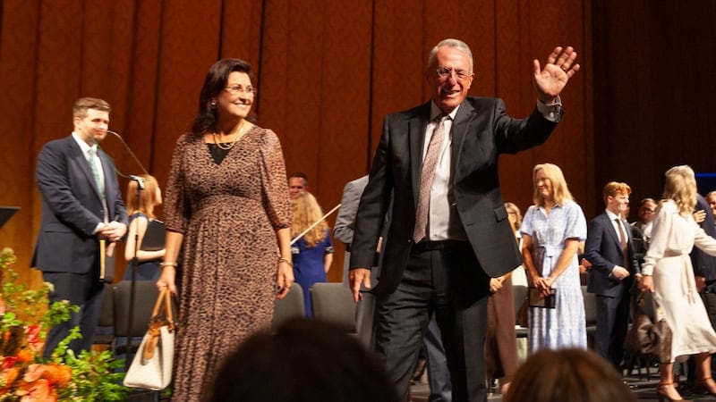 Frère Ulisses Soares, du Collège des douze apôtres, à droite, et son épouse, sœur Rosana Soares, à gauche, arrivent à une réunion spirituelle pour les jeunes adultes seuls au théâtre David H. Koch du Lincoln Center for the Performing Arts, à New York, le dimanche 20 septembre 2026.