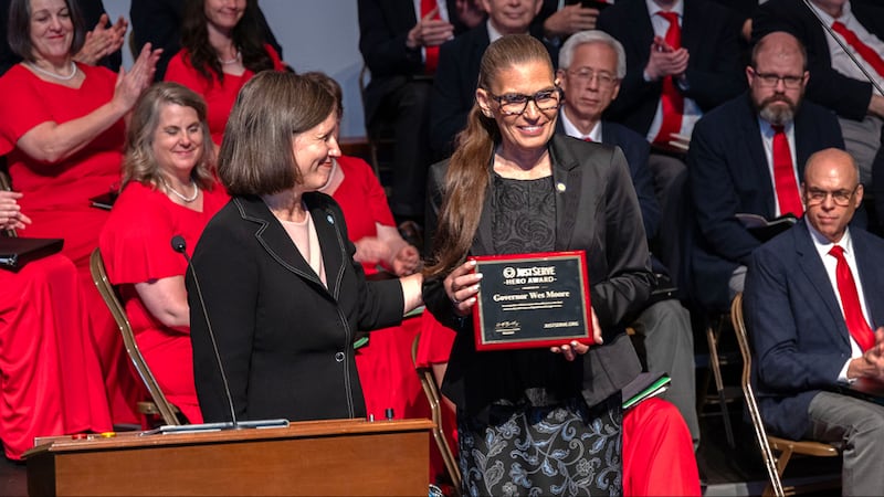 Le prix du héros JustServe présenté au gouverneur du Maryland Wes Moore est accepté par sa conseillère principale, Maria Martinez, lors de la célébration du 50e anniversaire de la consécration du centre d'accueil des visiteurs du temple de Washington D.C. de l'Église de Jésus-Christ des Saints des Derniers Jours le 13 juin 2026, à Kensington, Maryland.