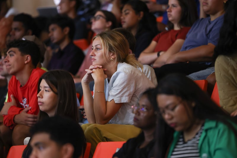 Des étudiants de BYU–Hawaï écoutent une réunion spirituelle avec l'évêque président W. Christopher Waddell, tenue au Cannon Activities Center à Laie (Hawaï), le mardi 13 octobre 2026.