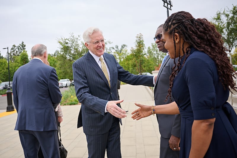 Le président D. Todd Christofferson, deuxième conseiller dans la Première Présidence de L’Église de Jésus-Christ des Saints des Derniers Jours, le frère I. Raymond Egbo et son épouse, sœur Comfort Egbo, lors de la consécration du temple de Yorba Linda (Californie), à Yorba Linda (Californie), le dimanche 7 juin 2026