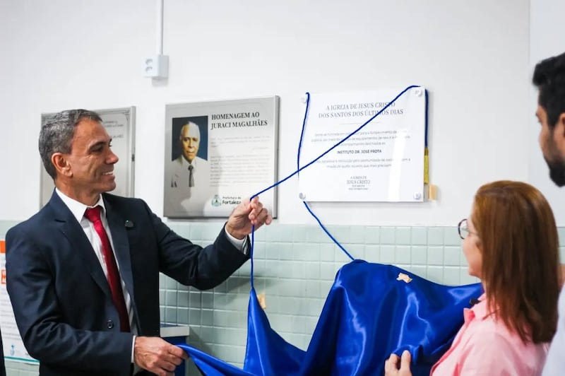 Des représentants de l'institut Dr. José Frota, des autorités locales et des dirigeants de l'Église participent au dévoilement d'une plaque commémorant les dons de l'Église en juillet 2026 à Fortaleza (Brésil).