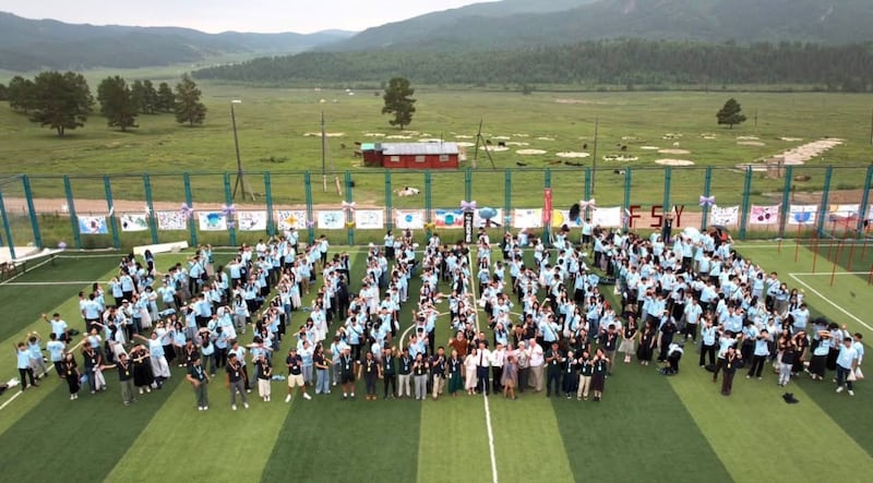Les participants se rassemblent pour une photo pendant une conférence Jeunes, soyez forts au complexe Dugan Khad près d’Oulan-Bator, en Mongolie, du 28 juin au 3 juillet 2026.