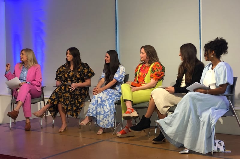 Cinq membres du conseil consultatif général des Jeunes Filles s’expriment lors d’une table ronde à la conférence des femmes de BYU de 2024.