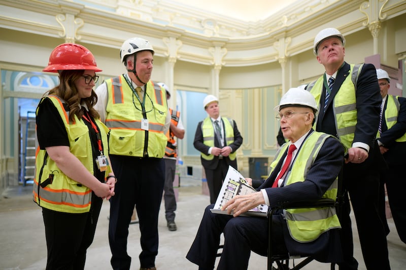 Le président Dallin H. Oaks visite la salle céleste du temple de Salt Lake.