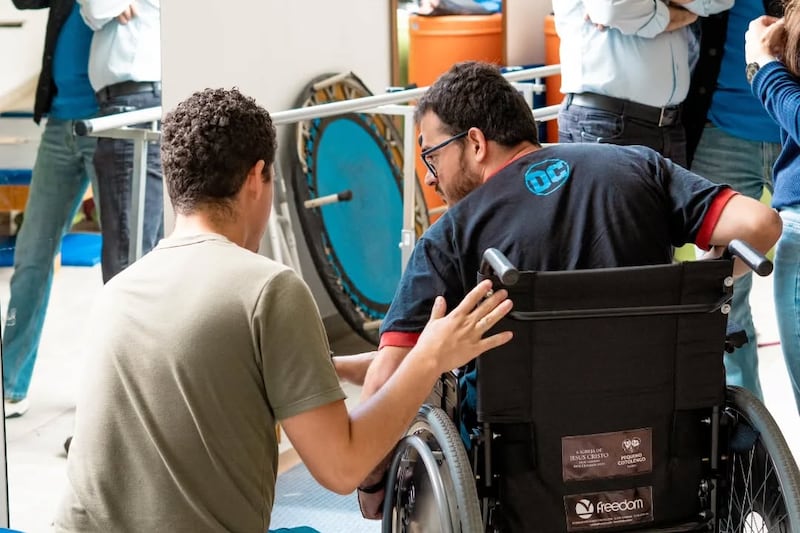 Un homme reçoit un fauteuil roulant du Pequeno Cotolengo Paulista à Cotia, au Brésil. L'Église de Jésus-Christ des Saints des Derniers Jours a commencé un don à long terme de 300 fauteuils roulants au Pequeno Cotolengo Paulista au printemps 2025.