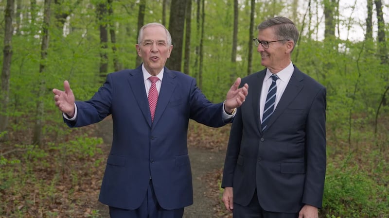 A gauche, frere Neil L. Andersen, du College des douze apotres, s'entretient avec Steven J. Lund, president general des Jeunes Gens, dans une video commemorant le 150e anniversaire de l'organisation des Jeunes Gens, au site de retablissement de la pretrise a Oakland Township, en Pennsylvanie, en mai 2025.