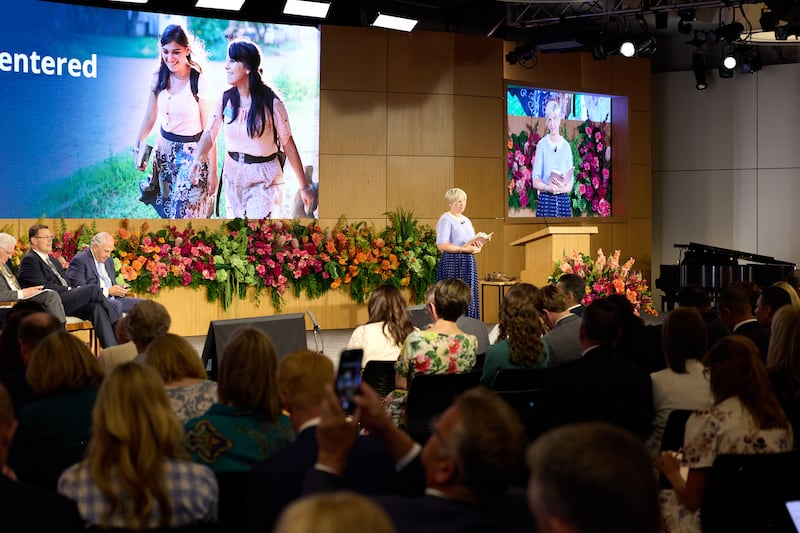 La présidente générale des Jeunes Filles Emily Belle Freeman, membre du Conseil exécutif missionnaire de l'Église, prend la parole lors du Séminaire 2026 pour les nouveaux dirigeants de mission le samedi 20 juin 2026, au centre de formation des missionnaires de Provo à Provo, Utah.