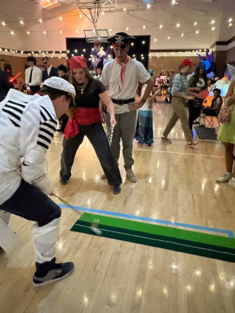 Des participants au programme d'activités pour personnes handicapées, des jeunes conseillers et des responsables d'activités pour personnes handicapées participent à une activité d'Halloween à Mesa, en Arizona, le 28 octobre 2026.