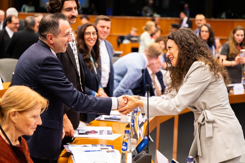Francesco Di Lillo, directeur du Bureau des affaires de l'Union européenne et internationales de l'Église de Jésus-Christ des Saints des Derniers Jours, à gauche, serre la main d'Antonella Sberna, vice-présidente du Parlement européen, à droite, lors de la table ronde intitulée "IA, santé et droits fondamentaux : mise en œuvre de l'approche européenne centrée sur l'humain" le 9 juin 2026 au Parlement européen à Bruxelles, Belgique.