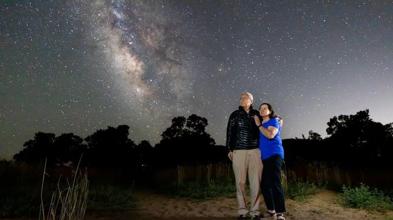Elder Gerrit W. Gong et sa femme, soeur Susan Gong, observent la Voie lactee tard dans la nuit dans le desert du sud de l'Utah.