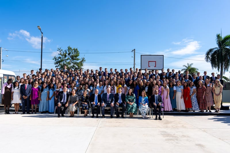 Elder Ronald A. Rasband, du Collège des douze apôtres, et d'autres dirigeants posent pour une photo avec des missionnaires servant en République dominicaine.