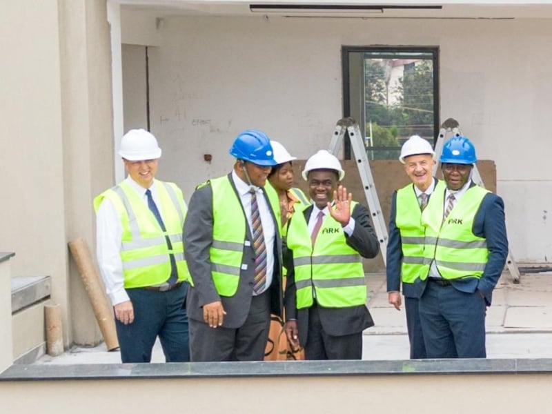 Elder Edward Dube salue de la main avec des dirigeants de l'interrégion lors d'une visite du nouveau bâtiment des bureaux de l'interrégion Afrique centrale en construction à Nairobi, au Kenya, le 25 avril 2026.