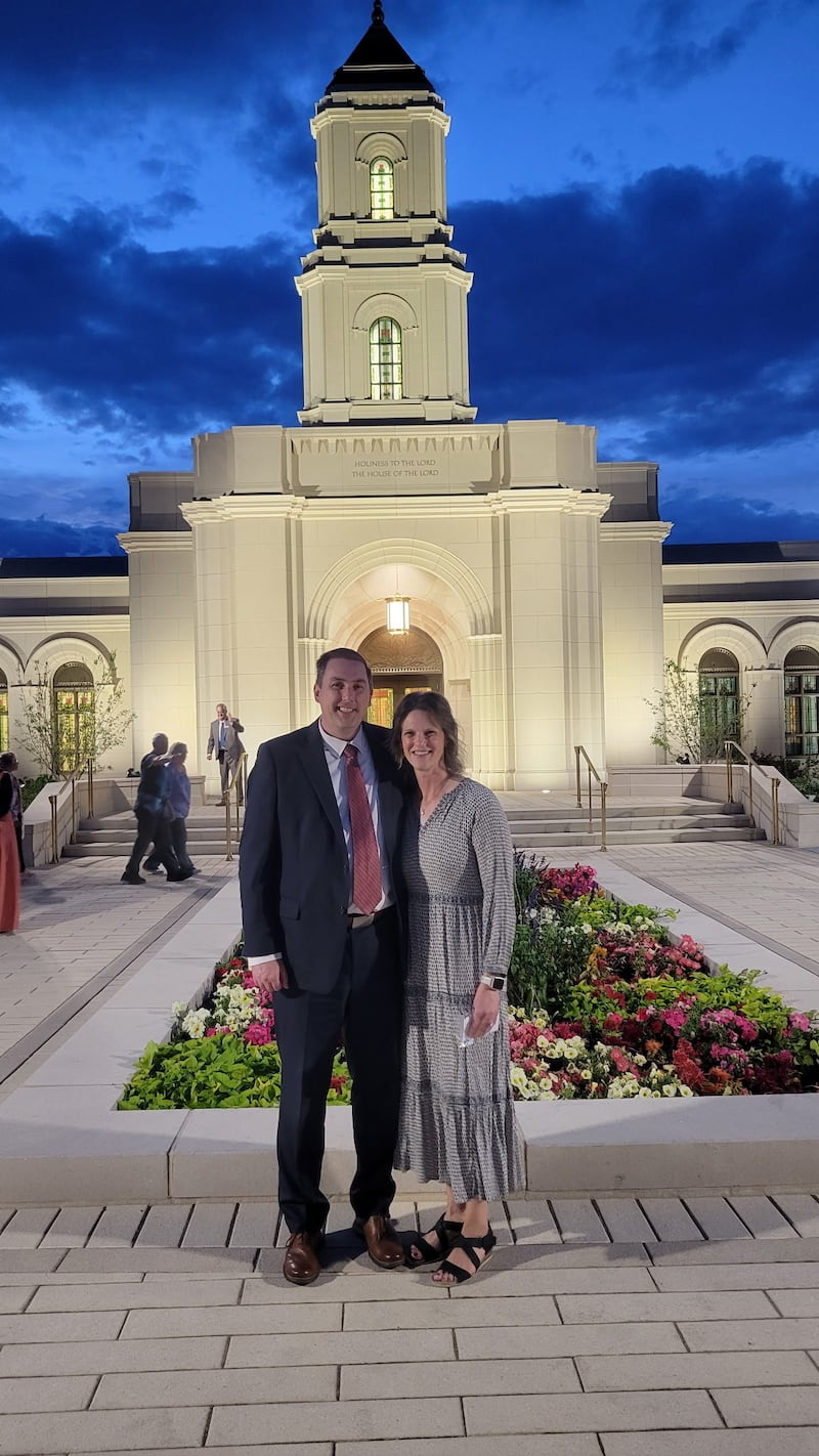 Le président du pieu de Cody (Wyoming), Andrew Jacobsen, et son épouse, Jamie Jacobsen, se tiennent à l'extérieur du temple de Cody (Wyoming) en 2026.