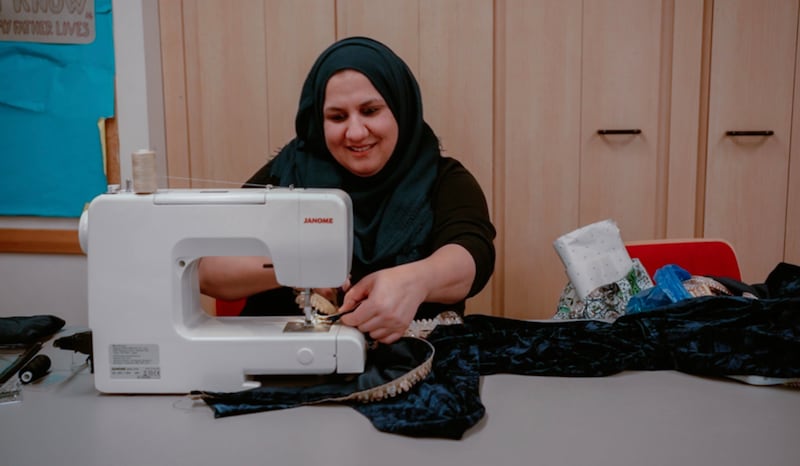 Une femme participe à un cours de couture dispensé par Yasmin Hussein au Wembley Friendship and Outreach Center.