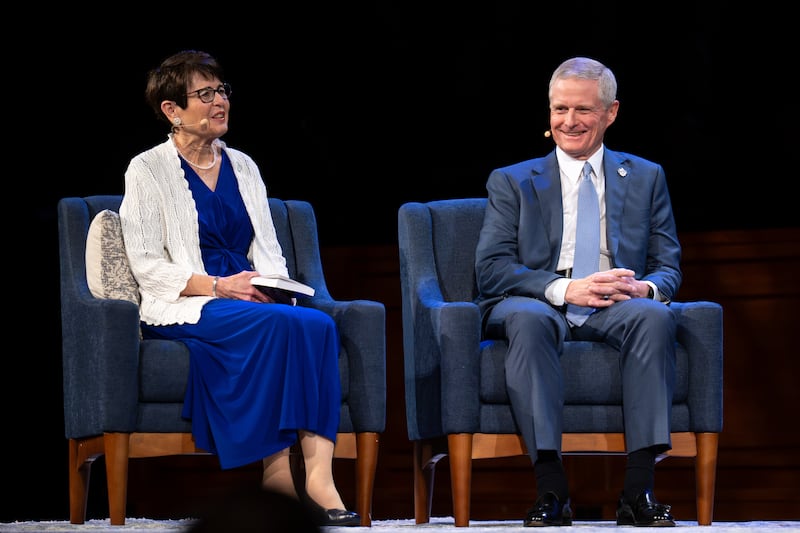 Frère David A. Bednar, du Collège des douze apôtres, et son épouse, sœur Susan Bednar, s'expriment lors d'une réunion spirituelle tenue au BYU-Idaho Center à Rexburg (Idaho), le jeudi 8 octobre 2026.