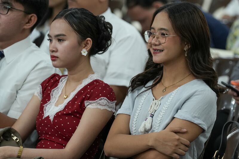 De jeunes adultes écoutent pendant une réunion spirituelle de plusieurs pieux avec frère Ulisses Soares, du Collège des douze apôtres, à Quezon City (Philippines), le 23 mai 2026.