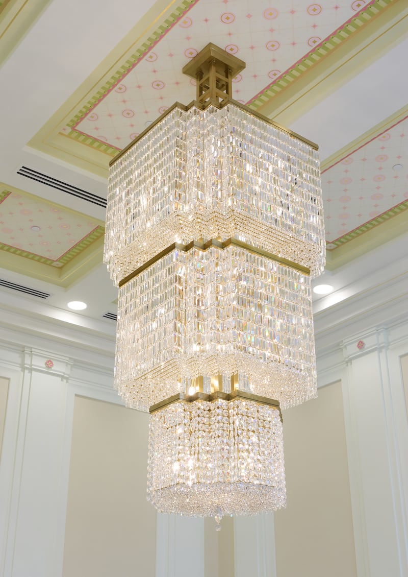 Un lustre à l'intérieur du temple de Phnom Penh (Cambodge).