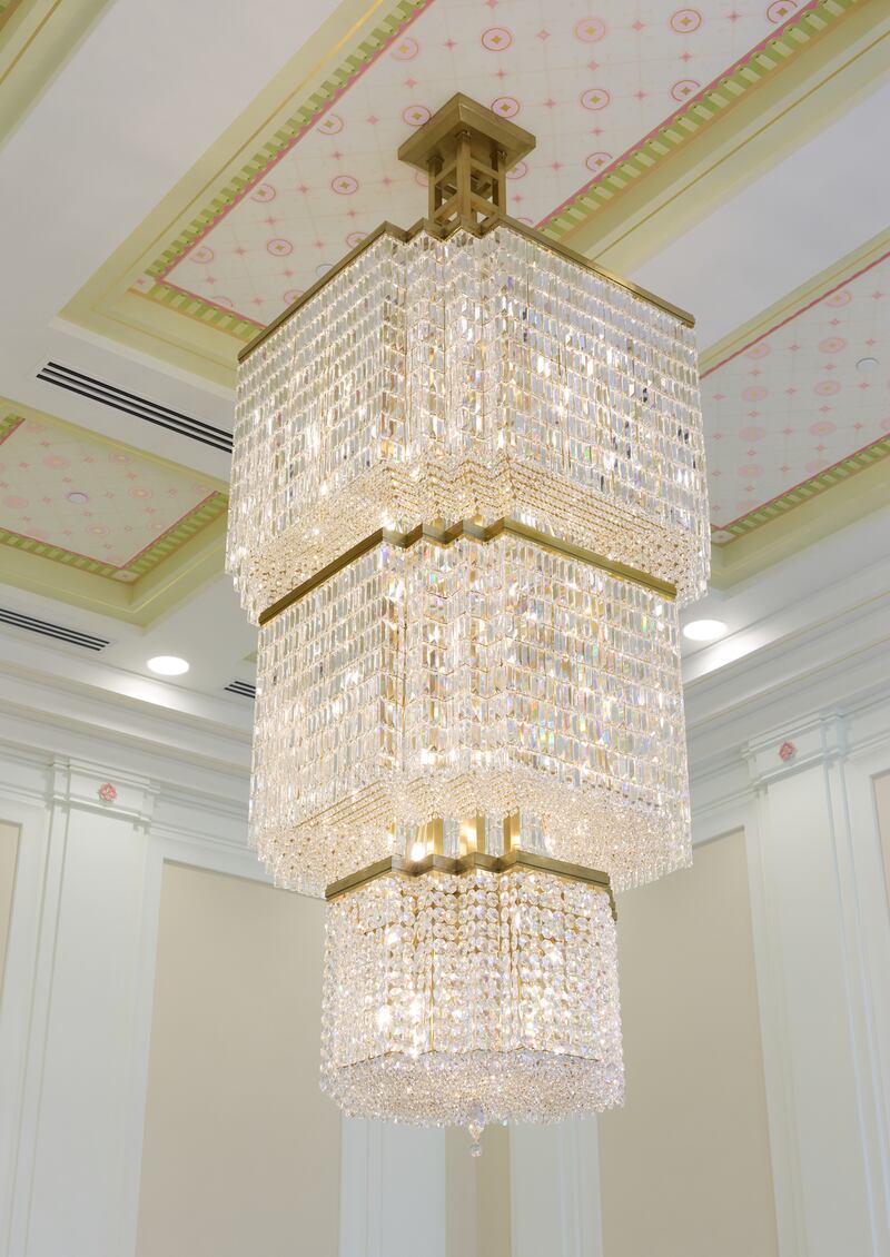 Un lustre à l'intérieur du temple de Phnom Penh (Cambodge).