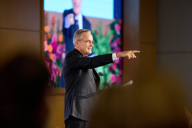 Frère Patrick Kearon du Collège des douze apôtres prend la parole lors du Séminaire 2026 pour les nouveaux présidents de mission au centre de formation des missionnaires de Provo à Provo, Utah, le samedi 20 juin 2026.