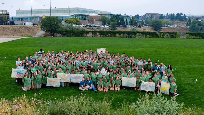 Des dizaines de jeunes posent pour une photo de groupe sur un grand terrain lors de la conférence Jeunes, soyez forts à Kamloops (Colombie-Britannique, Canada), en août 2026.