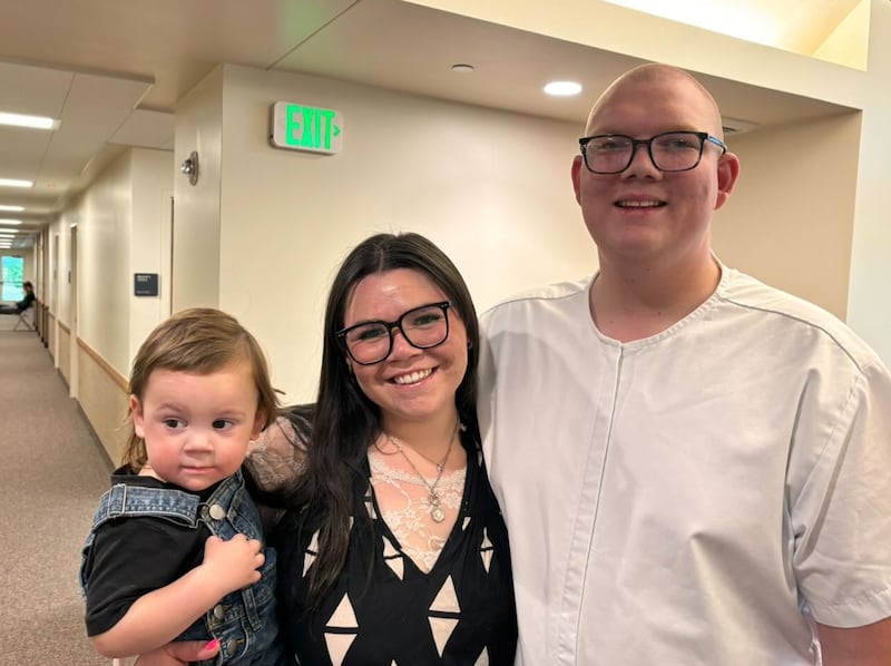 Cambrie et Jadrian Taylor, avec leur fils Jadrian Jr., célèbrent ensemble quelques instants avant le baptême de Jadrian, San Tan Valley, Arizona, le 21 avril 2024.