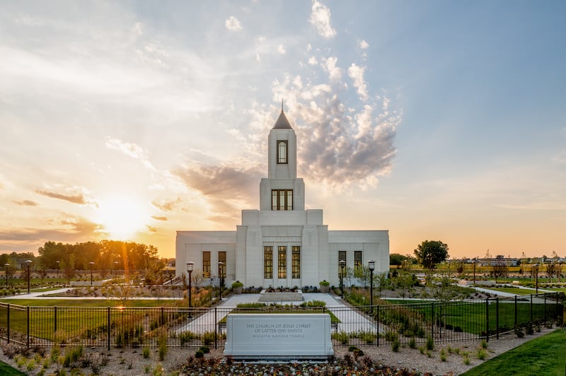 Le temple de Wichita (Kansas) au lever du soleil.