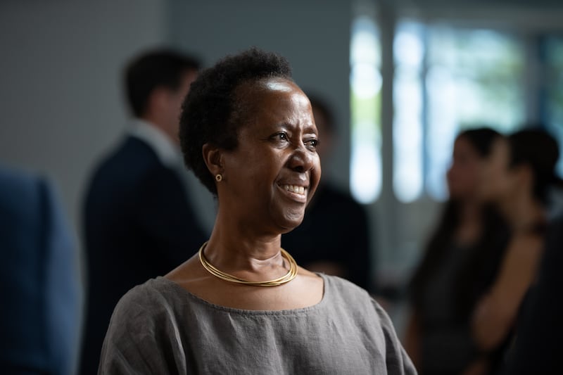 Le docteur Winifride Mwebesa sourit au Centre humanitaire de Salt Lake City après avoir enregistré un épisode du podcast du Church News diffusé le mardi 25 août 2026.