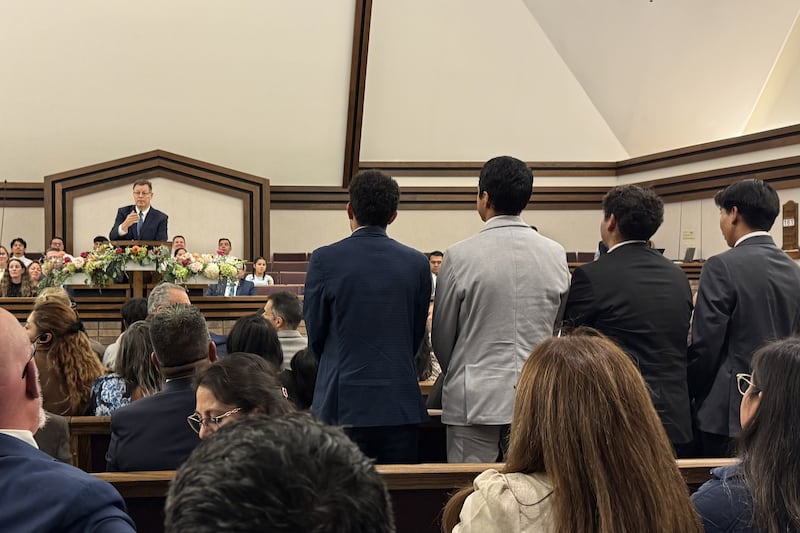 Frère Clark G. Gilbert, du Collège des douze apôtres, invite les missionnaires à se lever à la chapelle du pieu de Schaumburg (Illinois), à Chicago (Illinois), le dimanche 20 septembre 2026.