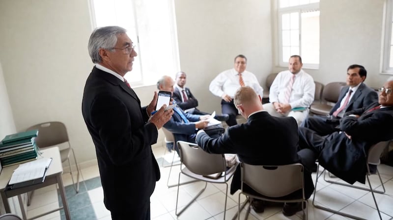 Des hommes participent à une réunion du collège des anciens, comme le montre une vidéo de L’Église de Jésus-Christ des Saints des Derniers Jours sur le nouvel horaire des réunions du dimanche à regarder le dimanche 6 septembre 2026.