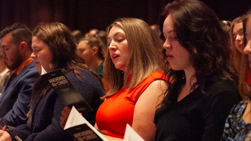 Des jeunes adultes célibataires se rassemblent pour une réunion spirituelle au David H. Koch Theater du Lincoln Center for the Performing Arts à New York, le dimanche 20 septembre 2026.