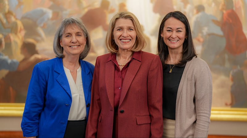 La presidente general de la Sociedad de Socorro, Camille N. Johnson, con sus consejeras, la hermana J. Anette Dennis, a la izquierda, y la hermana Kristin M. Yee, en el Centro de Conferencias en Salt Lake City.