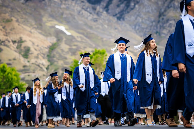 Les diplômés de BYU font la queue devant le Marriott Center en préparation de la cérémonie de remise des diplômes le jeudi 23 avril 2026, à Provo, Utah.