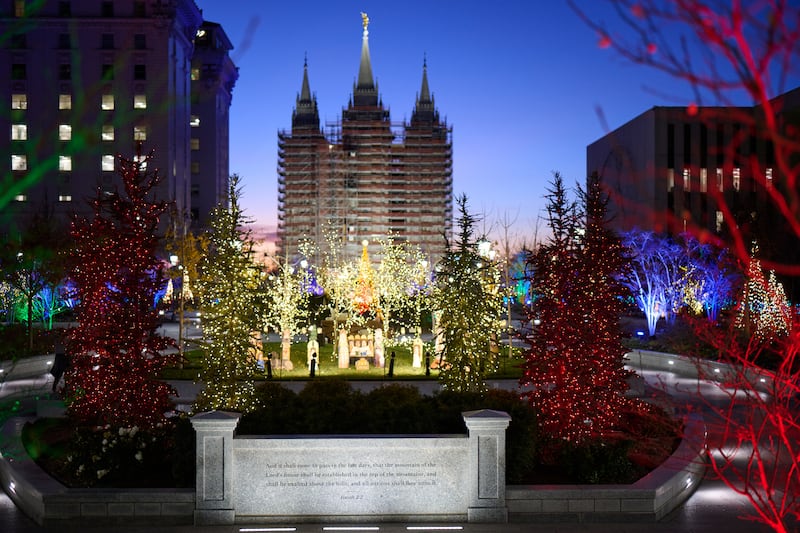 Des lumières et des décorations de Noël sont exposées à Temple Square à Salt Lake City le lundi 24 novembre 2025.
