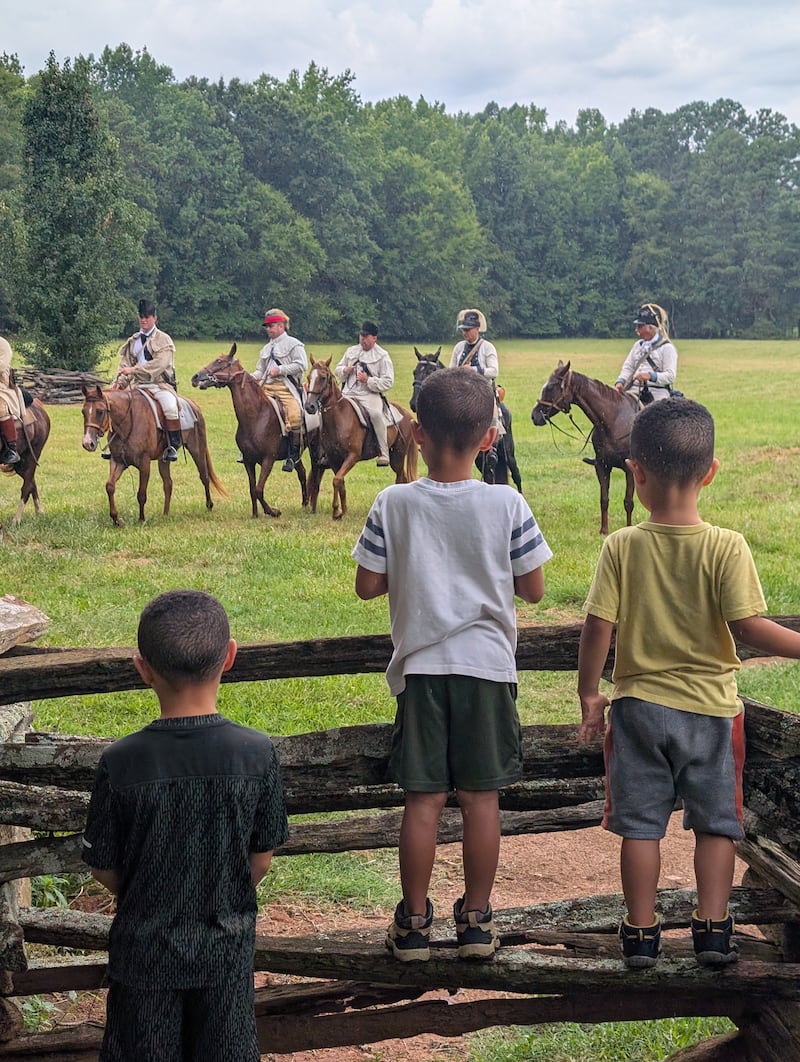 Les trois fils de Vanessa Duerson assistent à un spectacle à Historic Brattonsville à McConnells, en Caroline du Sud, le 11 juillet 2026.