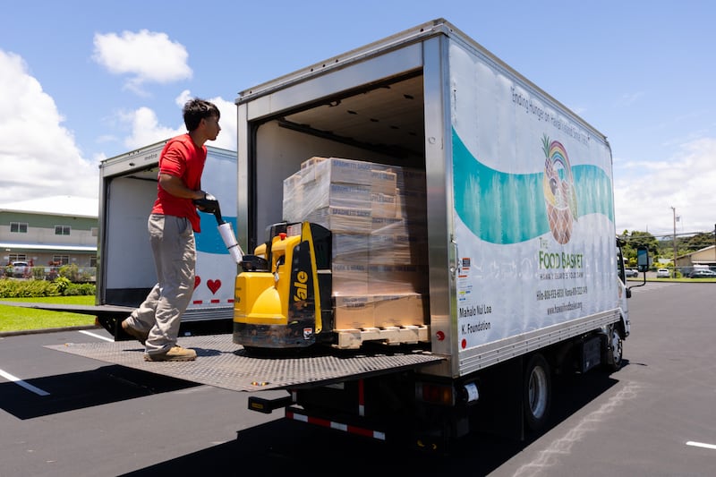 Des membres de l'Église de Jésus-Christ des Saints des Derniers Jours déchargent des dons alimentaires de l'Église à Hilo, Hawaii, le 13 juin 2026. Hawaii est le 50e État à recevoir un don en l'honneur du 250e anniversaire des États-Unis.
