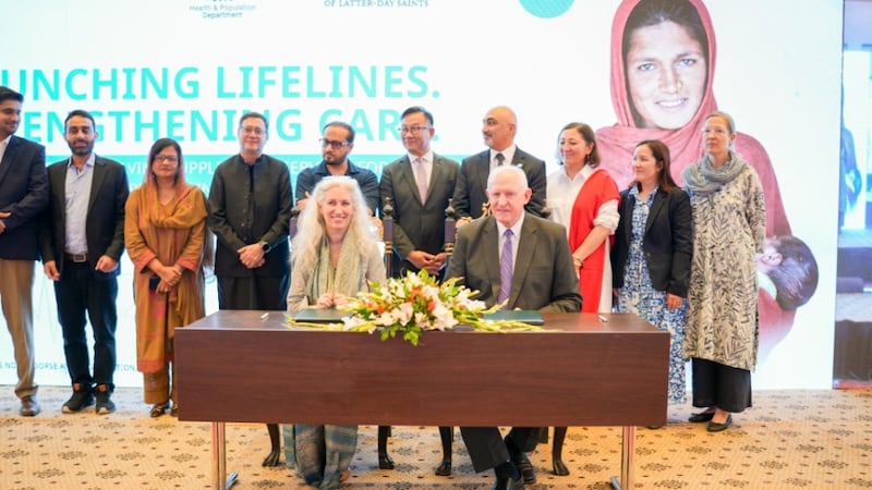 frère Kelly R. Johnson, soixante-dix Autorité générale et président de l’interrégion d’Asie de l’Église, et Pernille Ironside, représentante de l’UNICEF au Pakistan, posent pour une photo lors de l’annonce du don de 1,2 million de dollars de l’Église en faveur des efforts de l’UNICEF visant à soutenir les soins néonatals et aux nouveau-nés au Pakistan, à Islamabad (Pakistan), le 31 août 2026.