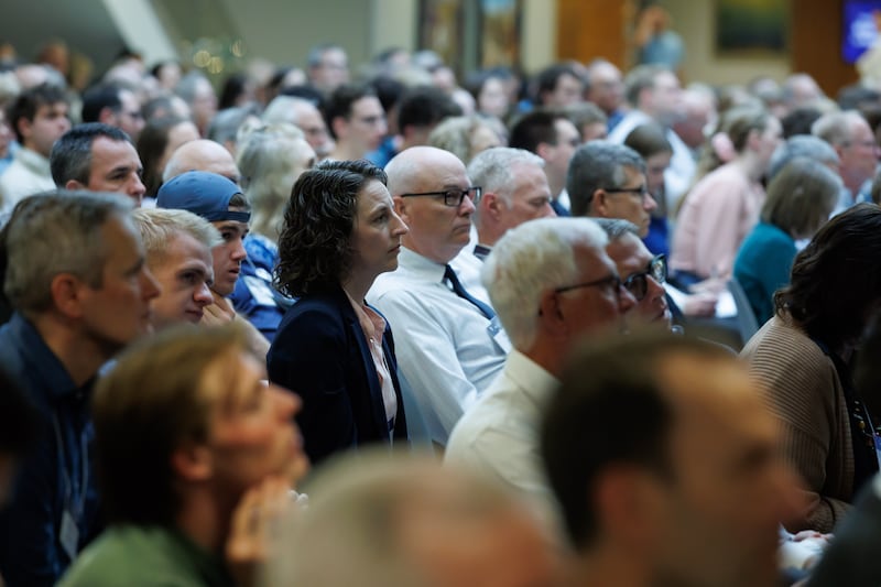 Des membres de l'auditoire écoutent frère Gérald Caussé, du Collège des douze apôtres, qui prend la parole lors d'un symposium sur l'intendance à l'université Brigham Young à Provo, Utah, le vendredi 14 novembre 2025.